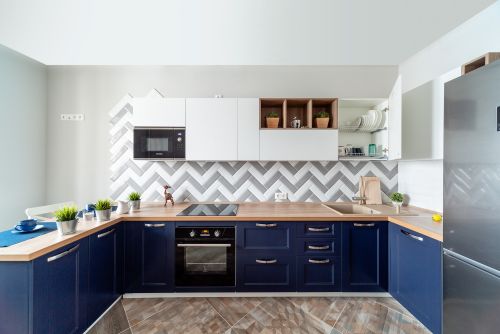 Угловые кухни с темным низом и светлым верхом