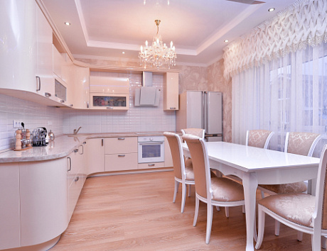 Светлая кухня в Екатеринбурге