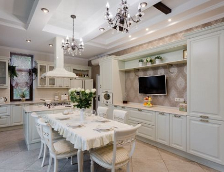 Светлая кухня в частном доме