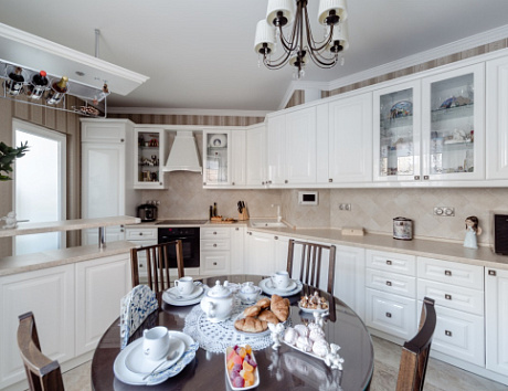 Светлая кухня в Сочи