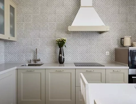 Светлая кухня в Санкт-Петербурге