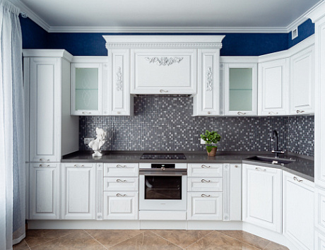 Светлая кухня в Мурманске